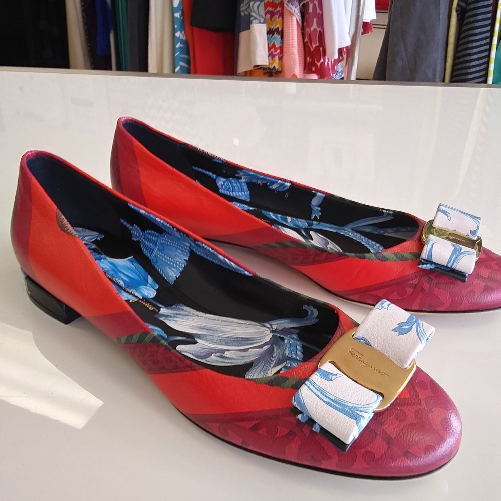 NIB Salvatore Farragamo Varina Print Flats size 10